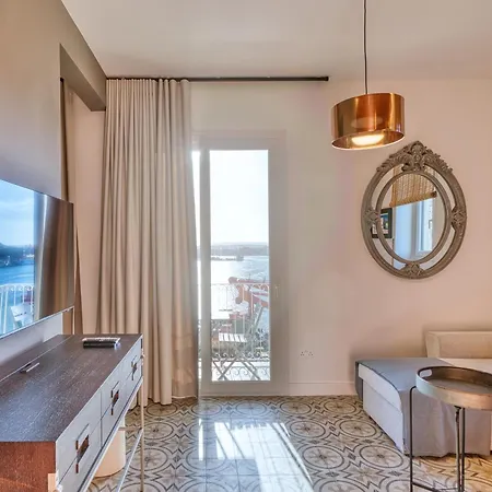 Plush One Bedroom With Sea View Balcony Lmac1-1 * 센글리아