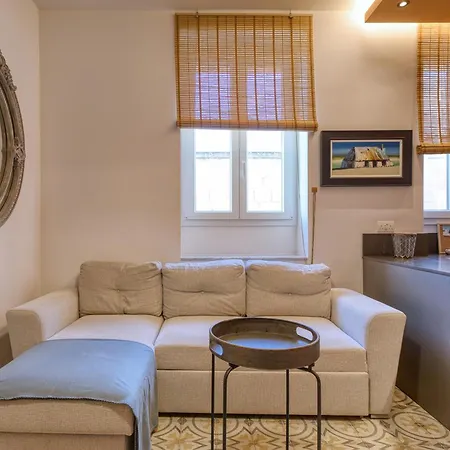 Plush One Bedroom With Sea View Balcony Lmac1-1 Апартаменты