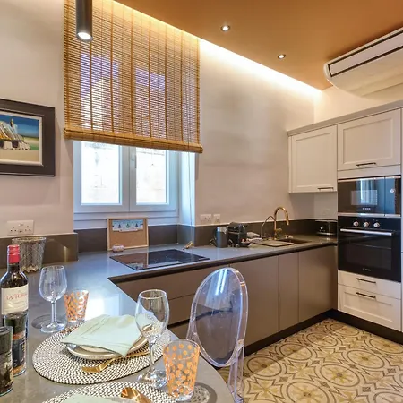 Plush One Bedroom With Sea View Balcony Lmac1-1