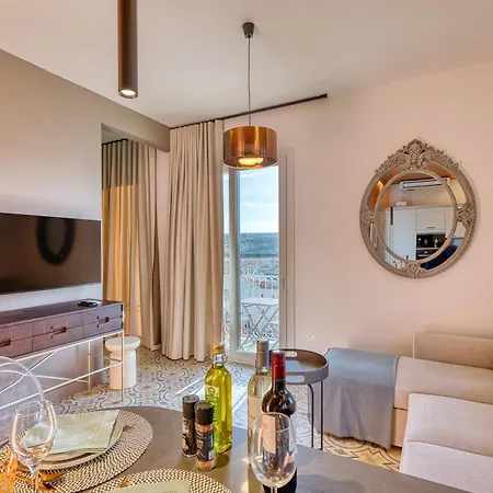 Plush One Bedroom With Sea View Balcony Lmac1-1 Апартаменты *