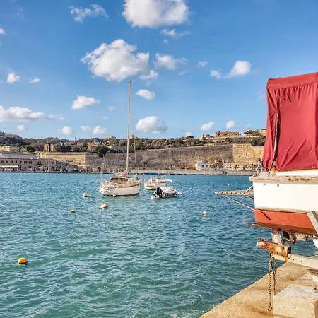 Plush One Bedroom With Sea View Balcony Lmac1-1 Апартаменты