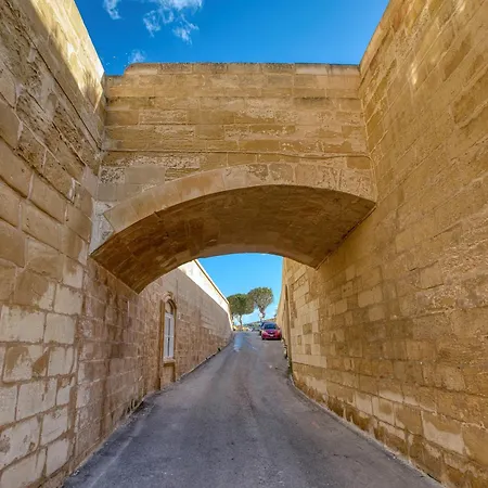 Plush One Bedroom With Sea View Balcony Lmac1-1 Сенглея