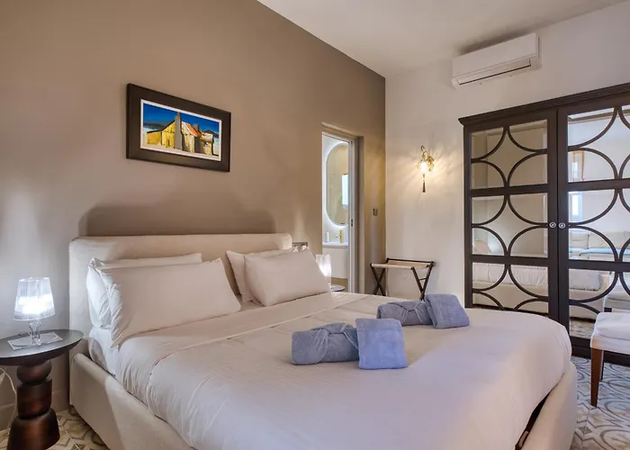 Plush One Bedroom With Sea View Balcony Lmac1-1 דירה *