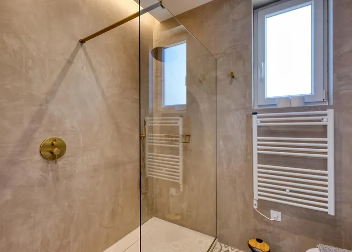 Plush One Bedroom With Sea View Balcony Lmac1-1