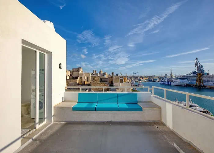 Plush One Bedroom With Sea View Balcony Lmac1-1 דירה