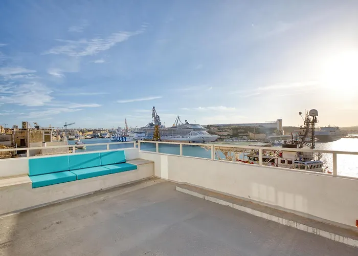 Plush One Bedroom With Sea View Balcony Lmac1-1 *