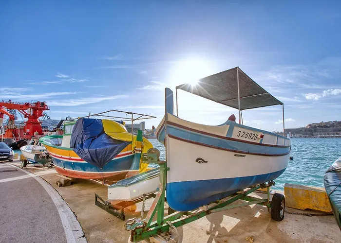 Plush One Bedroom With Sea View Balcony Lmac1-1 דירה